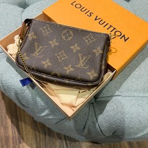 Selling my Authentic Louis Vuitton mini bag for 600$